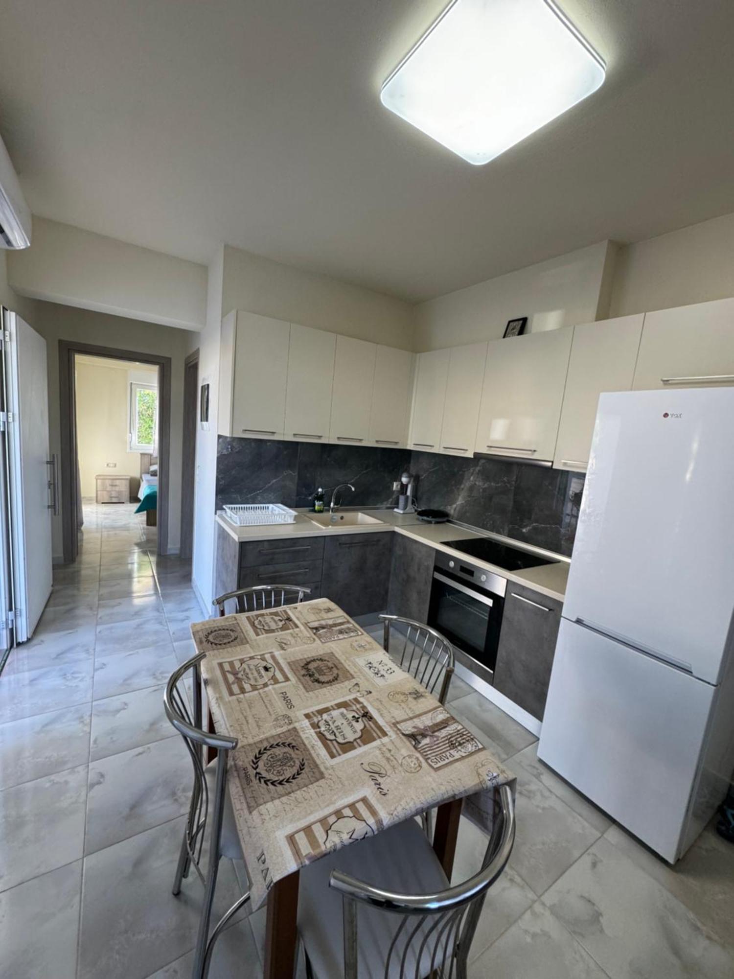 Adoniss Apartmentss Paralia Dionisiou Eksteriør billede